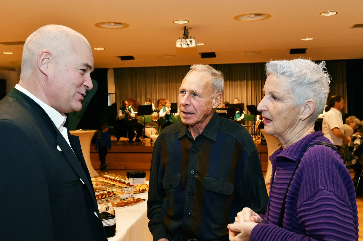 Andreas Sudler, Gemeindepräsident, im Gespräch mit Gästen.